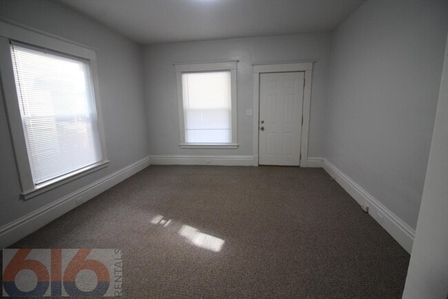 Building Photo - 243 Valley Ave NW