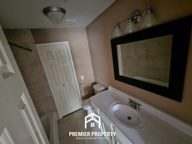 Building Photo - 2116 Rolling Valley Dr