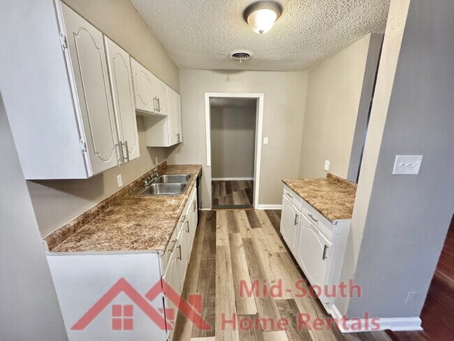 Building Photo - 3588 Hendricks Ave