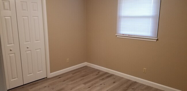 Building Photo - 576 Sycamore Mnr