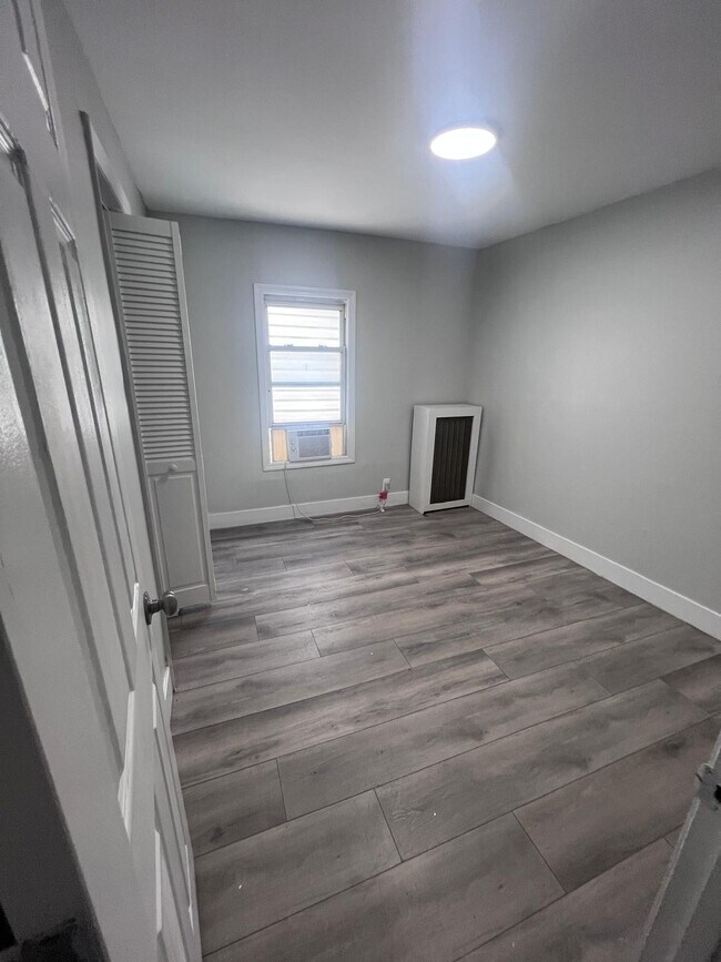 Building Photo - 648 E 224th St