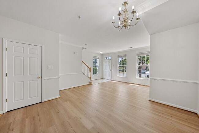Building Photo - Beautiful End-Unit Townhome-Style Condo Ne...
