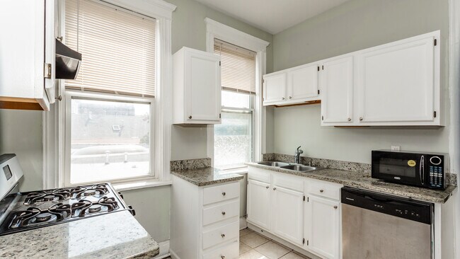 Building Photo - 2939 W Belmont Ave