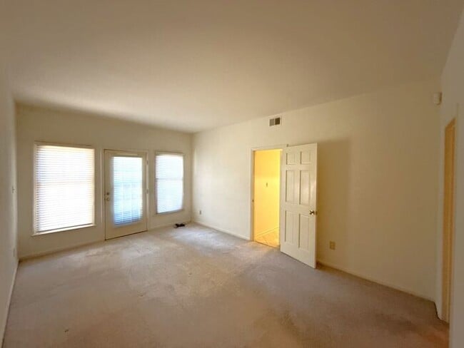 Building Photo - King John Condos