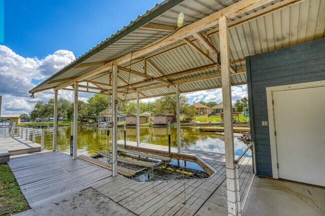Building Photo - 614 E Briarway Dr