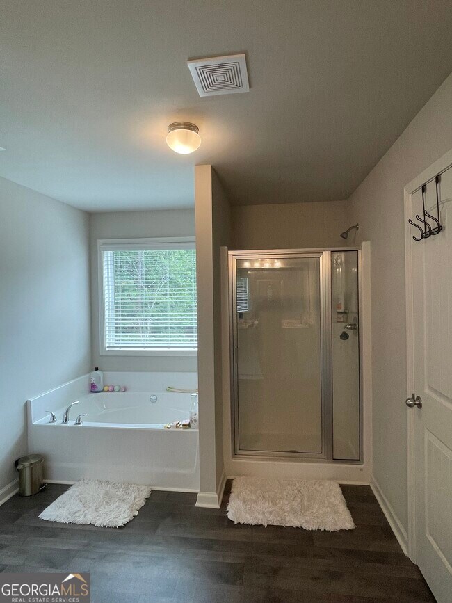 Building Photo - 705 River Rock Ct
