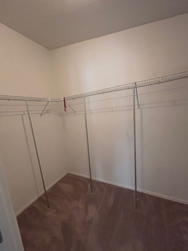 Building Photo - Spacious 3 Bedroom, 2 Bath Home with Large...