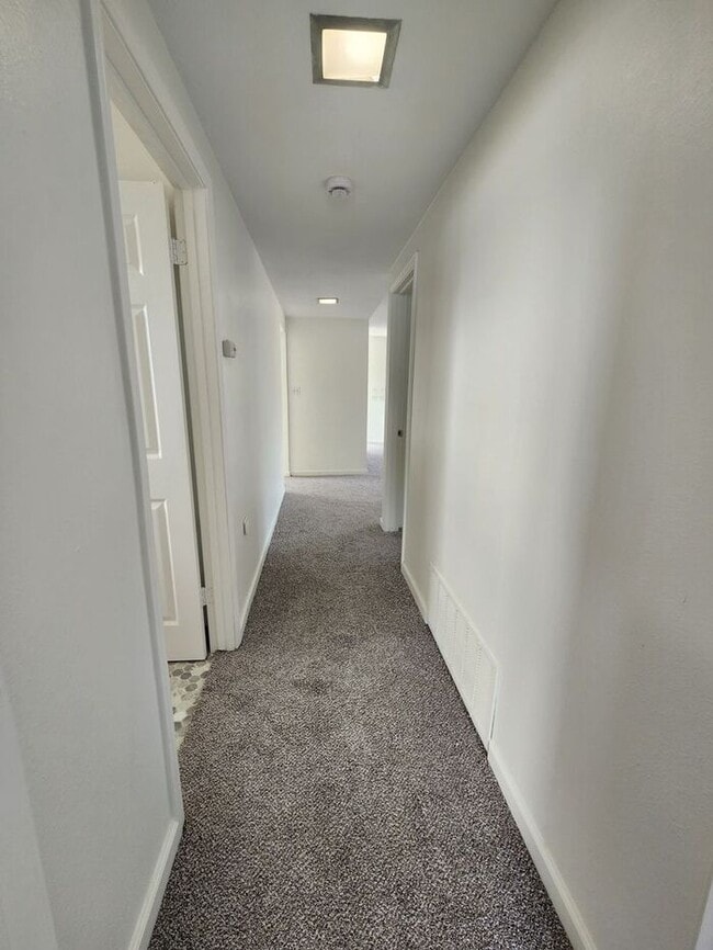 Building Photo - SPACIOUS 3BR / 2BA unit with Covered Parki...