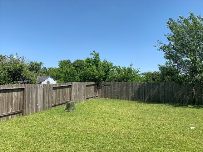 Building Photo - 3114 Junction Dr