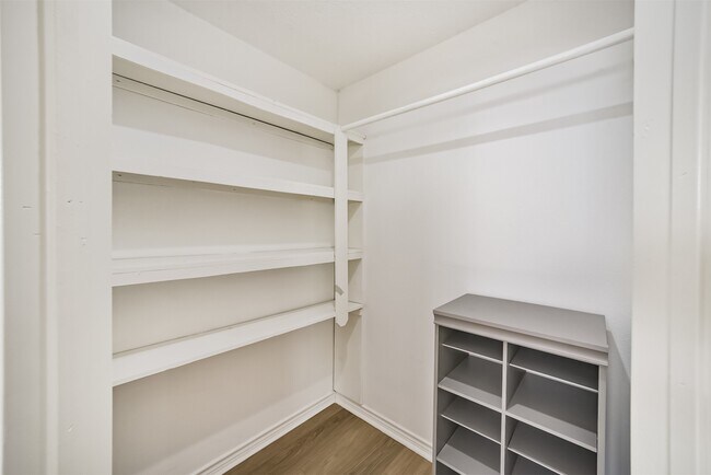 Building Photo - 10826 Thorncliff Dr