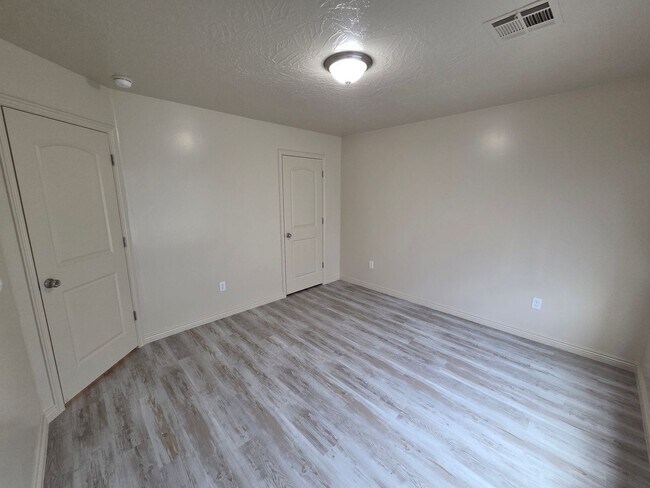 Building Photo - Large 4 Br - like new under $2k!