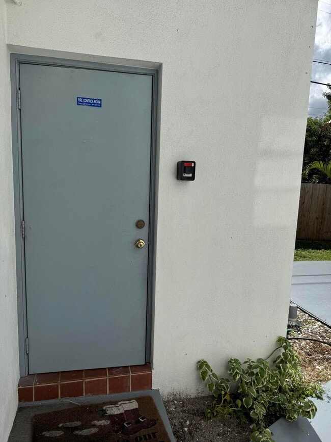 Building Photo - 420 W Palm St