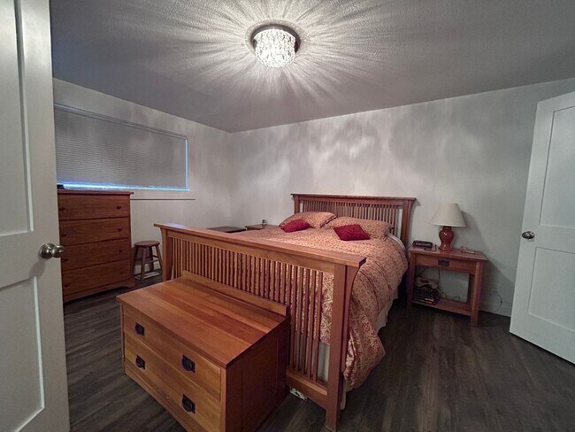 Building Photo - 3 Bedroom 2 Bath home in south Bellingham with a 2-car garage
