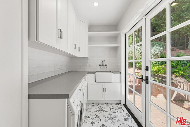 Building Photo - 9305 Hazen Dr