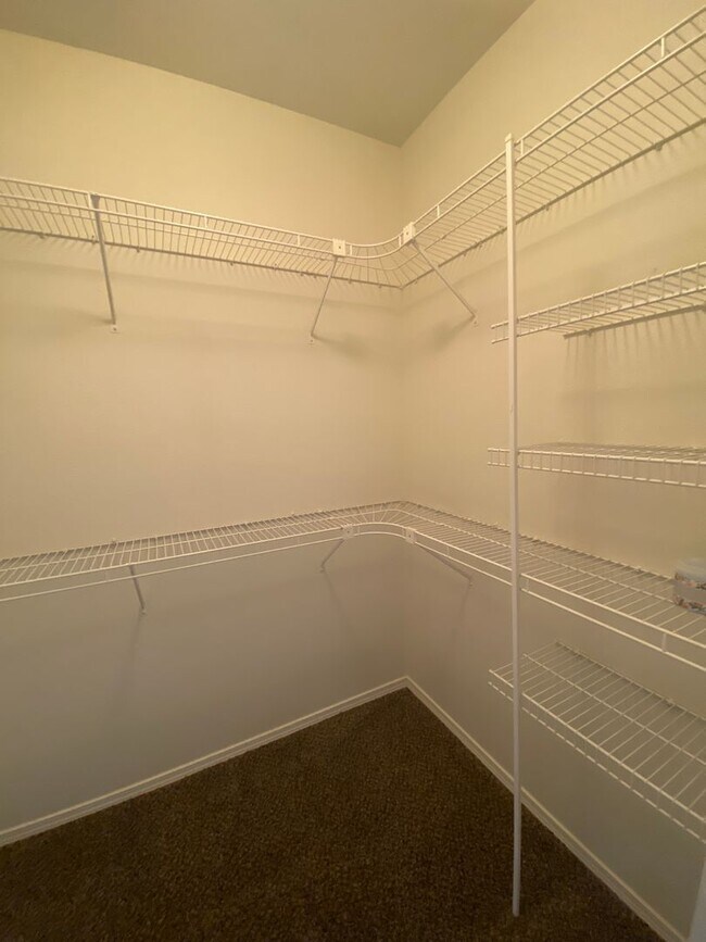 Building Photo - Single Level Charmer, SE Bend Established ...