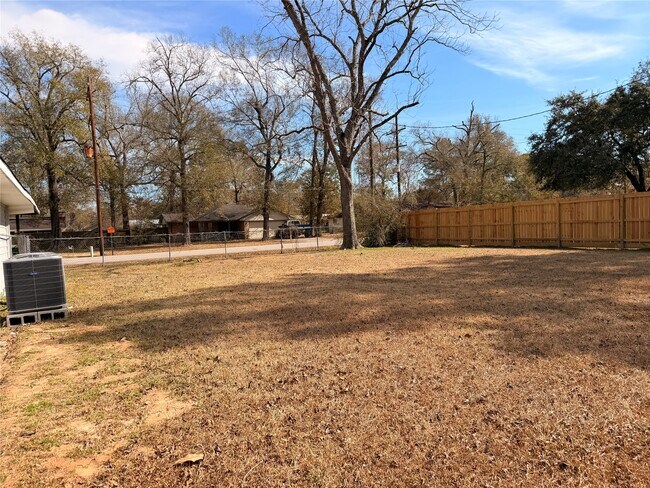 Building Photo - 628 Truman St