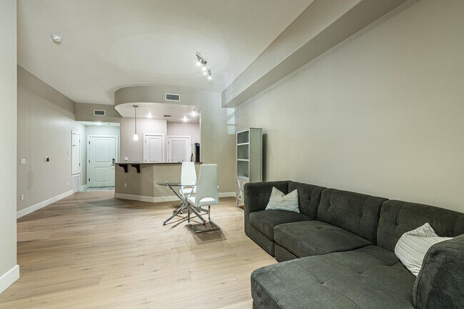 Building Photo - 945 E Playa Del Norte Dr