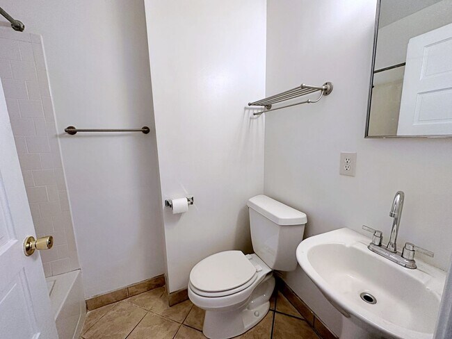 Building Photo - 1208 Avondale Ave
