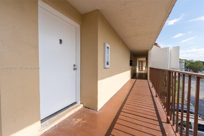 Building Photo - 8870 Fontainebleau Blvd