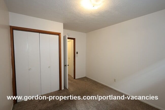 Building Photo - N Denver Ave - 1 bedroom apartment just of...