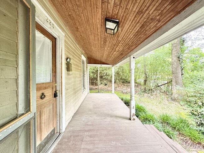 Building Photo - 2 Bedroom in College Hill Convenient to UN...