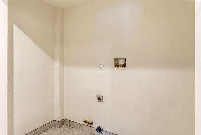 Building Photo - Newly Remodeled 4-Bedroom Oakland Duplex with Gated Parking