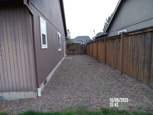 Building Photo - Spacious 3 bed 2 bath private cul-de-sac