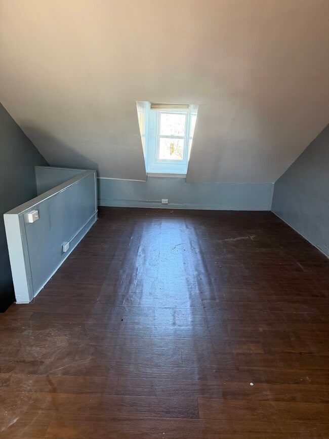 Building Photo - 4 Bedroom House