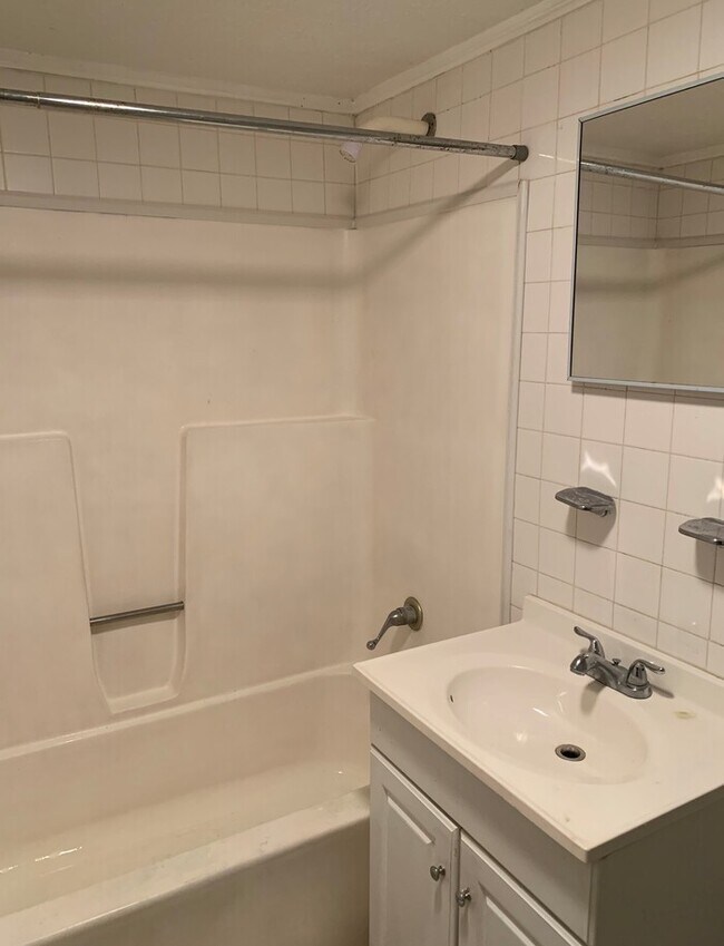 Building Photo - Spacious 3 Bedroom Home Near River City Marketplace