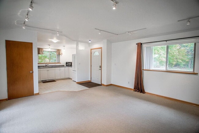 Building Photo - Single Family Home
