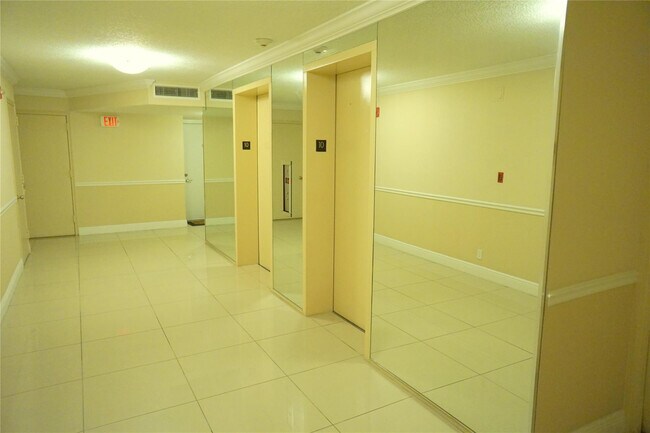 Building Photo - 525 N Ocean Blvd