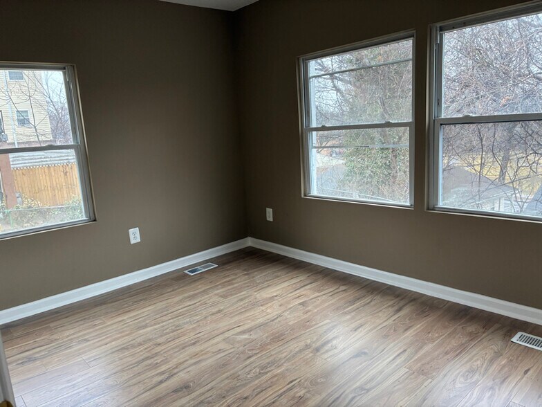 Building Photo - 574 49th Pl NE