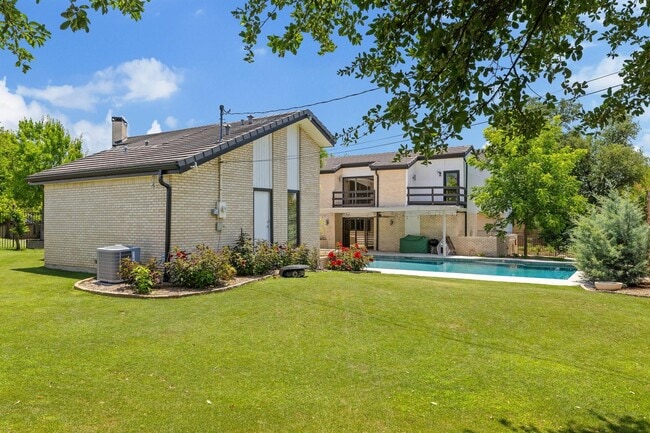 Building Photo - 10811 Royal Park Dr