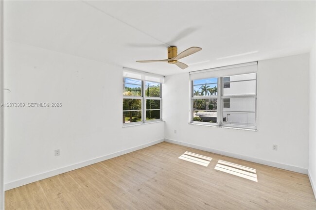 Building Photo - 9250 W Bay Harbor Dr