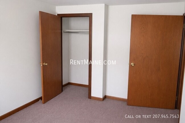 Building Photo - 19 Hemlock St