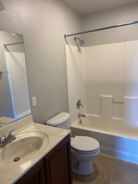 primary bath - 980 La Costa Ct