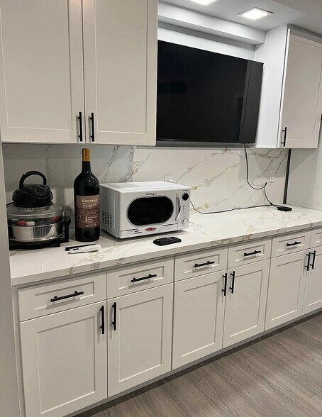 Building Photo - 8852 Bluffdale Dr