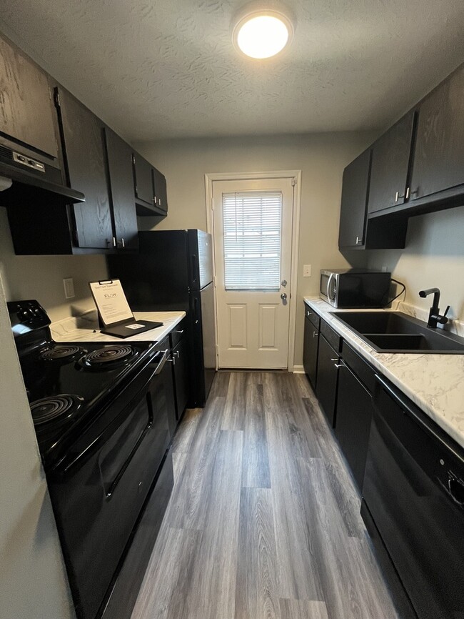 Building Photo - 2-Bedroom Townhome