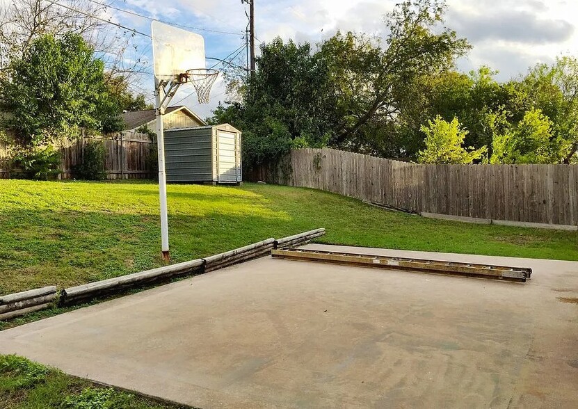 Building Photo - 1213 Silverton Ct