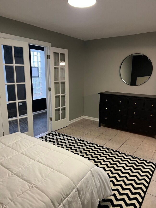 Building Photo - 1400 W Chestnut St