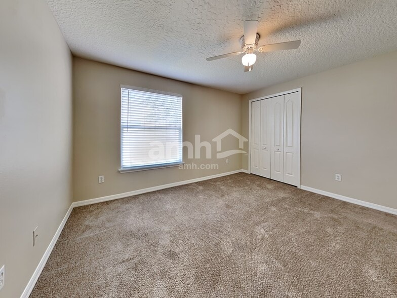 Building Photo - 10235 Meadow Pointe Dr