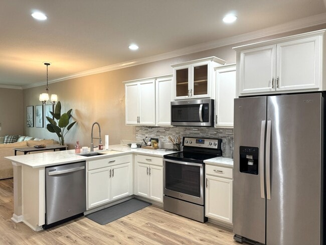 Building Photo - Updated Townhome in Gated Magnolia Park!