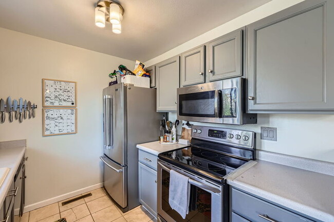 Building Photo - 3830 Pearl Dr