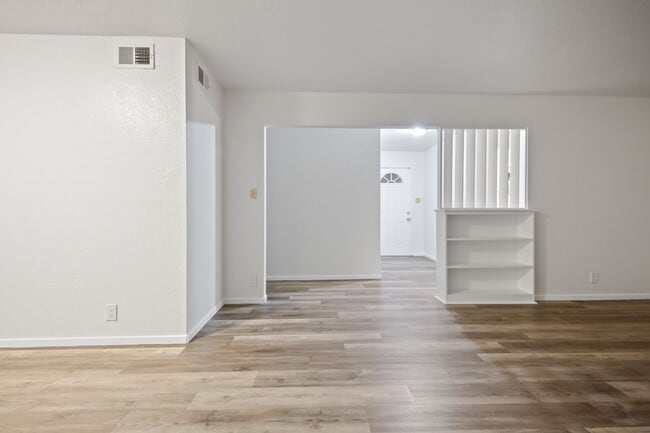 Building Photo - 3 Bedroom 2 Bathroom House For Rent!