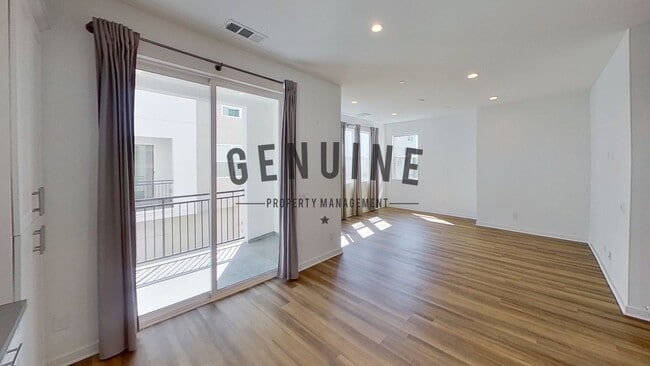 Building Photo - Modern Tri-Level 2Bd 2.5Ba Townhouse in Irvine!