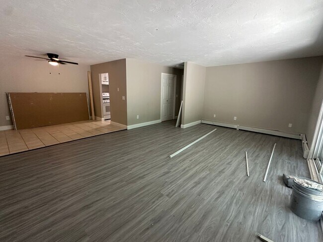 Building Photo - Spacious 1 Bed/ 1 Bath in Cranston!