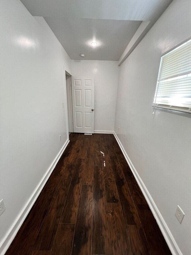 Building Photo - Stylish 2-Bedroom Unit Featuring Decorative Fireplace