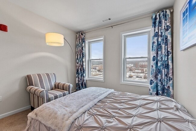 Building Photo - 120 University Ave