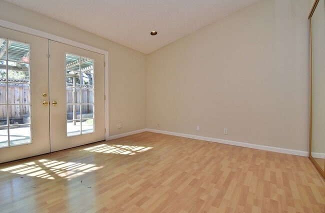Building Photo - $3,790 4 BEDROOM VERY NICE REMODELED CENTR...