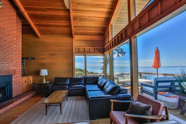 Building Photo - Stunning Furnished Water View Home on West...